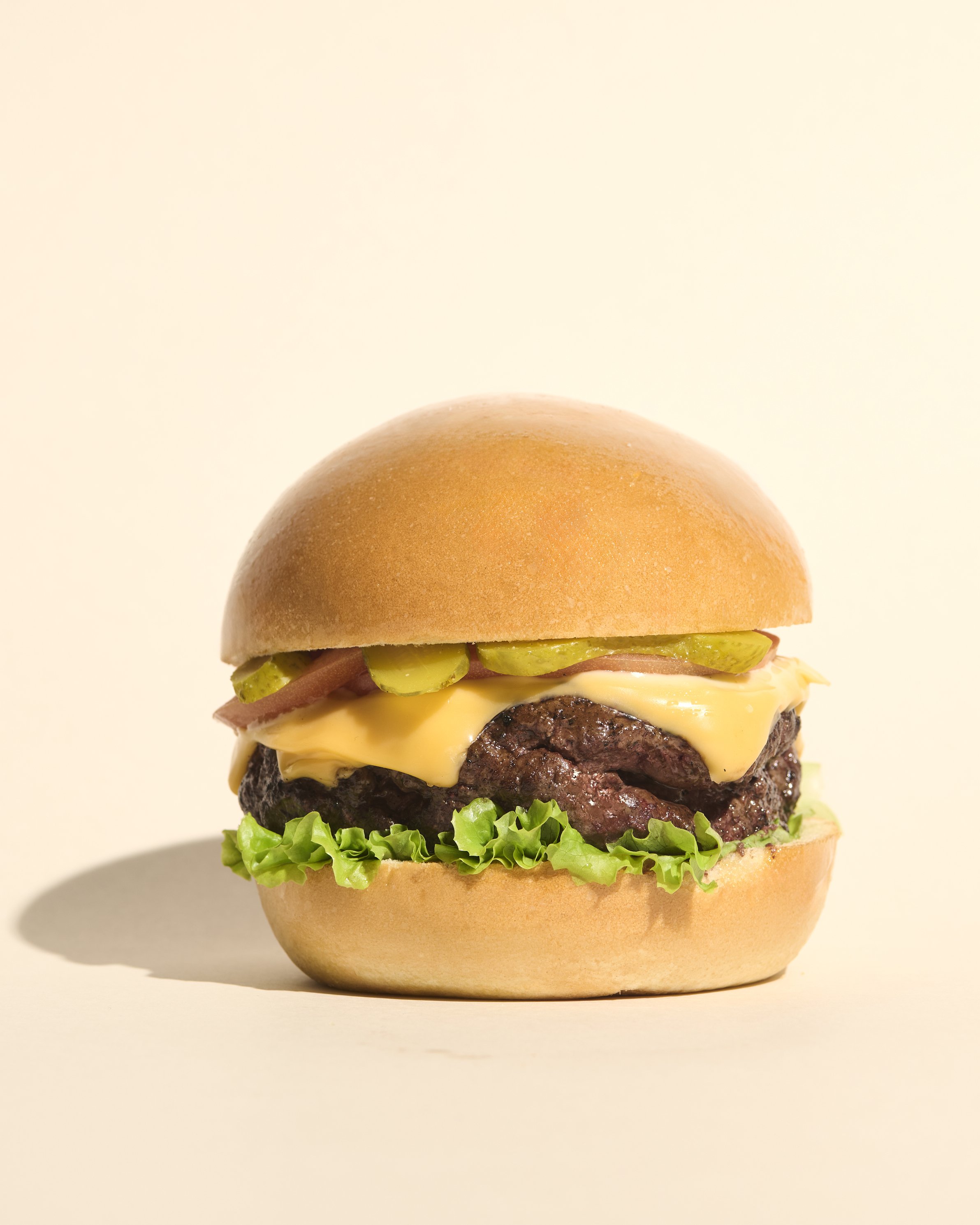 Hamburguesa Lusitana con queso, tocineta y vegetales