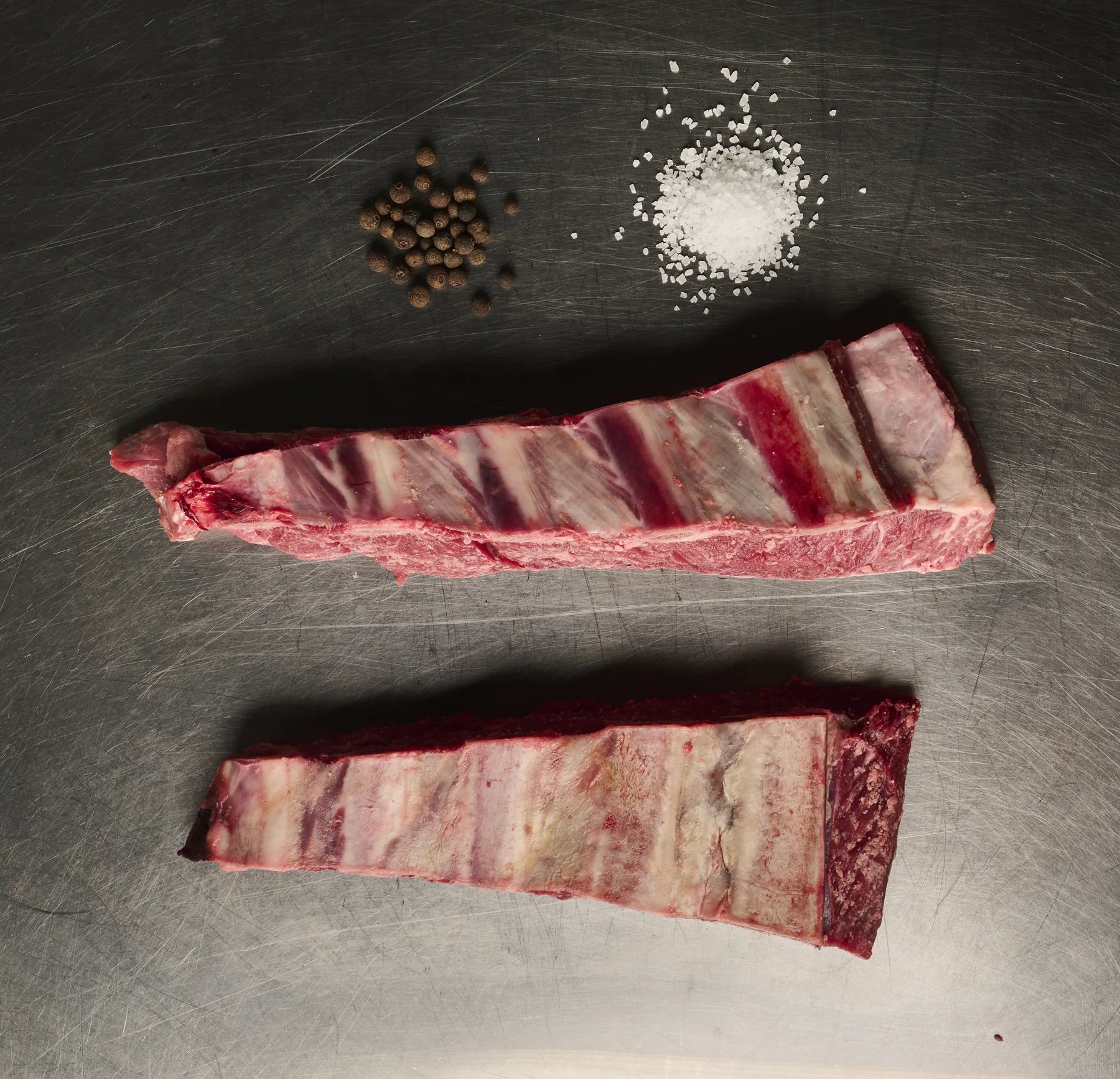 Costillar de Aberdeen Angus sobre superficie de acero