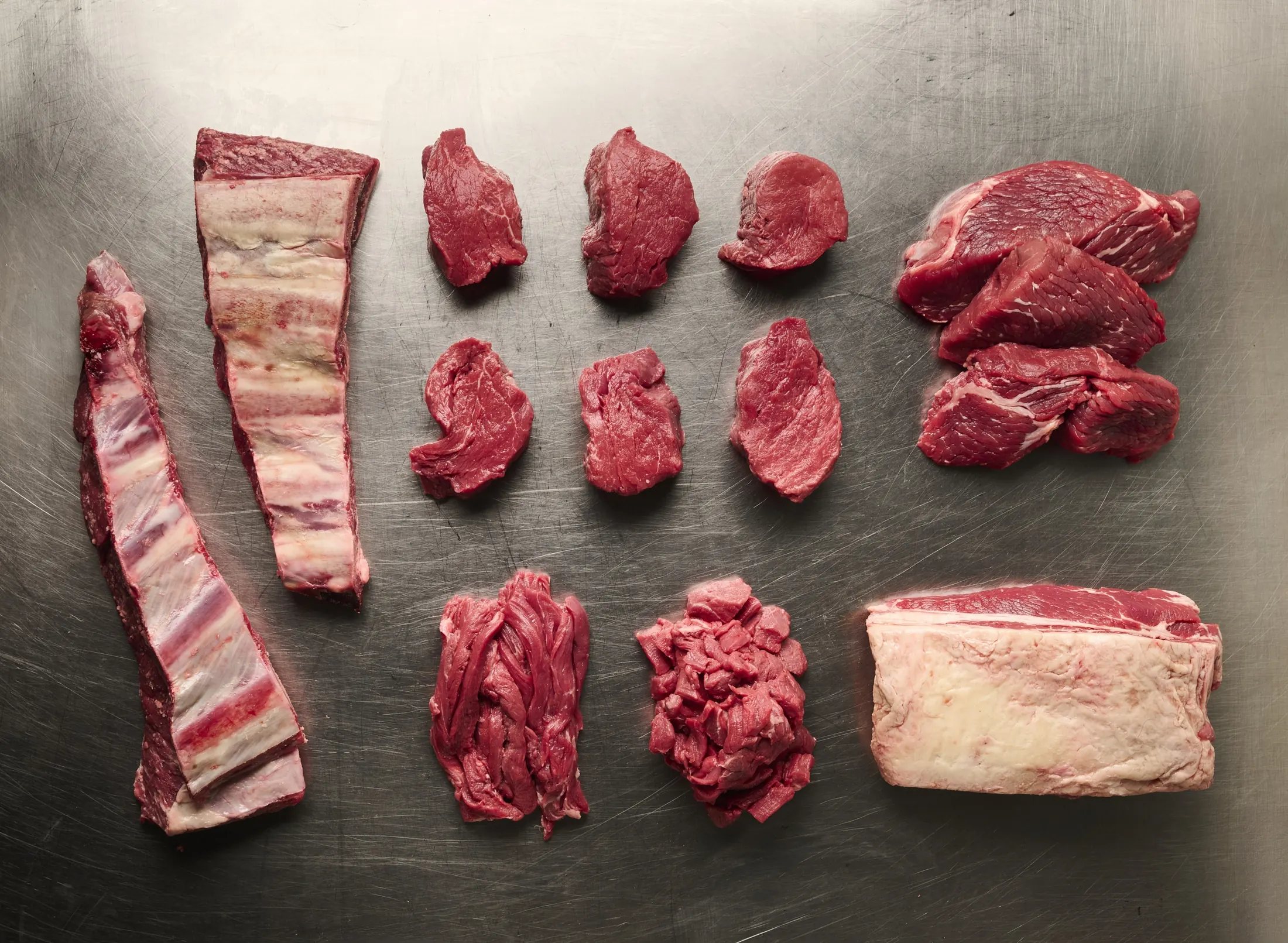 Variedad de cortes de Aberdeen Angus sobre superficie de acero